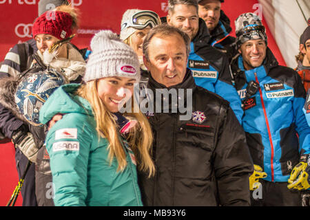 20 décembre 2017, Courchevel, Savoie, France, Mikaela Shiffrin de Usa vainqueur de la Coupe du Monde de ski avec Philippe Mugnier maire de Saint Bon Courchevel Banque D'Images