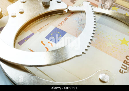 La fraude financière dans l'UE. L'introduction des billets et des menottes. Avec l'argent du crime. Banque D'Images