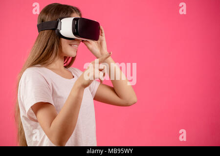 Vue latérale Photo de portrait féminin en pointant un doigt casque vr Banque D'Images