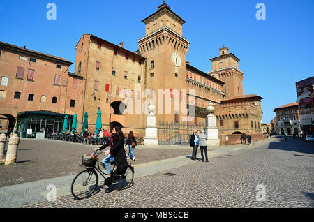 Ferrara, Italie. Le Castello Estense ('Este château') ou Castello di San Michele ('St. Michael's Castle) est un château médiéval entouré de douves dans le centre de Ferrare, Italie du nord. Il se compose d'un grand bloc avec quatre tours d'angle. Banque D'Images