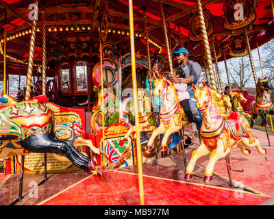 La Vapeur du jubilé Gallopers, Carters Steam Fair, Prospect Park, Tilehurst, Reading, Berkshire, Angleterre, RU, FR. Banque D'Images