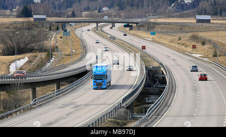 SALO, FINLANDE - le 7 avril 2018 : le printemps paysage de la route européenne E18 dans le sud de la Finlande avec la nouvelle génération de semi-remorque Scania R500 de FE-Tran Banque D'Images