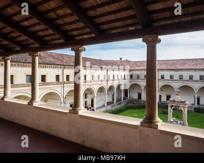 Cour intérieure du cloître de l'abbaye de Carceri vu de la loge supérieure. Banque D'Images