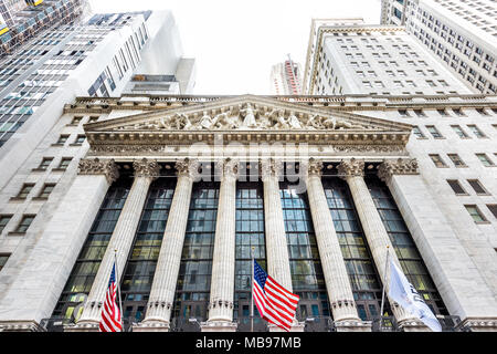 La ville de New York, USA - 30 octobre 2017 : Wall Street, New York Stock Exchange l'entrée du bâtiment dans NYC Manhattan district financier inférieur, une colonne Banque D'Images