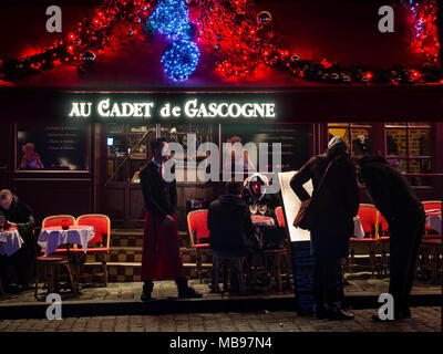 Paris, France - le 5 janvier 2018 : restaurant typique avec terrasse dans le quartier de Montmartre, Paris, France. Banque D'Images