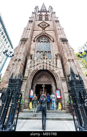 La ville de New York, USA - 30 octobre 2017 : Broadway St par Wall Street, les gens qui entrent dans l'église Trinity dans NYC Manhattan district financier inférieur Banque D'Images