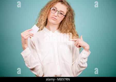 Femme blonde en blouse blanche avec la longue chevelure ondulée avec Banque D'Images