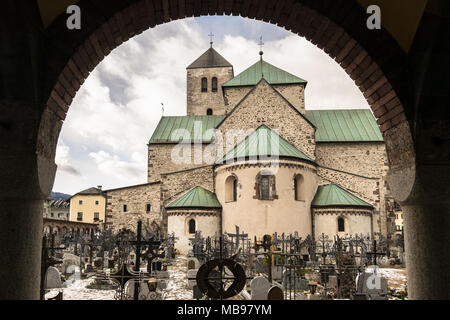 San Candido, Italie - 25 décembre 2016 : Face à l'ancien cimetière de la paroisse de San Candido. Les croix sont presque tous faits de fer travaillé à la main Banque D'Images