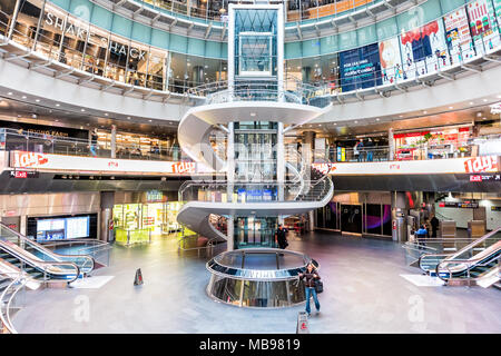 La ville de New York, USA - 30 octobre 2017 : Fulton Street NYC Subway Station au centre-ville d'intérieur avec des panneaux de sortie, les magasins boutiques à Manhattan Banque D'Images