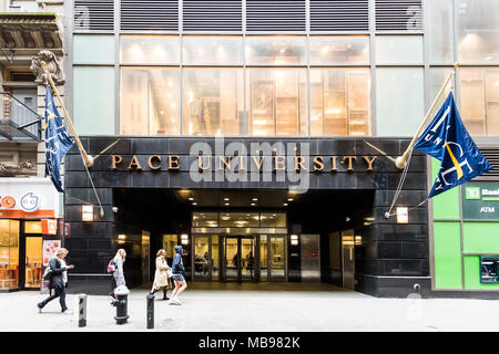 La ville de New York, USA - 30 octobre 2017 : Pace University College signe d'entrée dans NYC Manhattan district financier inférieur Banque D'Images