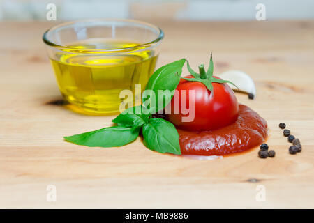 Tomate Ketchup huile d'olive au basilic herbes ail ingrédients poivre noir du conseil Banque D'Images