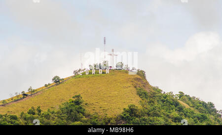 Coron signer avec d'énormes lettres blanches sur le haut du mont Tapyas - île principale dans Busuanga à Territoire du nord de l'archipel des Calamian partie de Palawan. Banque D'Images