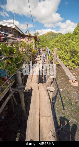 Le pont de la plaques dans le quartier pauvre de la ville de Coron. Busuanga. Des vues magnifiques sur la ville des taudis de la rivière. Banque D'Images