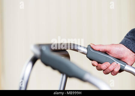 Cadre de marche à roulettes, de réadaptation aide à la marche. Banque D'Images