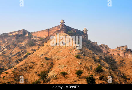 Mur de défense de Jaigarh Fort sur le dessus de Cheel ka Teela (colline de l'Aigle), Rajasthan, Inde. Construit par Jai Singh II en 1726 pour protéger le Fort Amber Banque D'Images