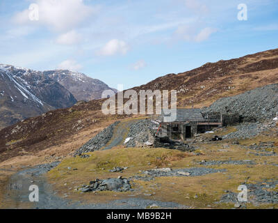 Cabane dans le bothy Dubs Dubs désaffectées ardoise sur Fleetwith le brochet. Crag haute & High Stile montée à l'arrière-plan. Buttermere Fells, Lake District, UK Banque D'Images