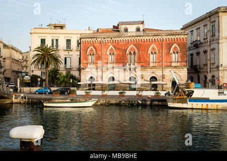 Palazzo Lucchetti et canal dans Ortgia Darsena, Syracuse, Sicile, Italie. Banque D'Images