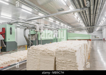 Carde au filage atelier. l'équipement et des technologies à l'usine textile Banque D'Images