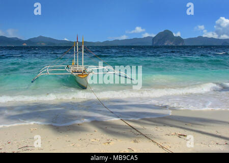 Bateau de pêche traditionnel sur la plage de l'île Entalula à El Nido, Palawan, Philippines Banque D'Images