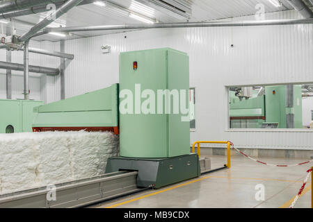 Carde au filage atelier. l'équipement et des technologies à l'usine textile Banque D'Images