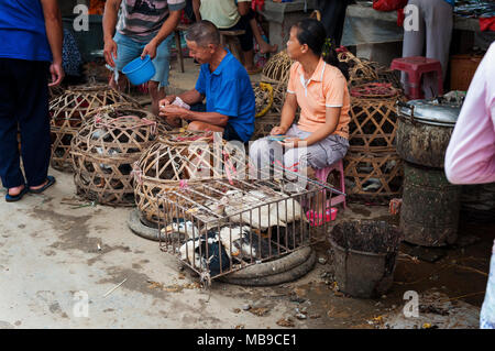 Fuli Village, Yangshuo, Guangxi, Chine - le 2 août 2012 : Les gens de vendre des animaux vivants dans le marché de l'Fuli Village dans la campagne du sud de Banque D'Images