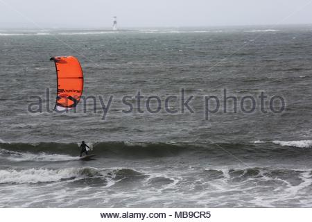 Sur Kiteriding vagues à Rosses Point, Sligo, sur la côte ouest de l'Irlande. Credit : reallifephotos/Alamy Banque D'Images