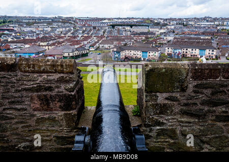 La zone Bogside, Derry, Londonderry Derry, Irlande du Nord, Royaume-Uni. Les murs de la ville avec de vieux canon canon. Banque D'Images