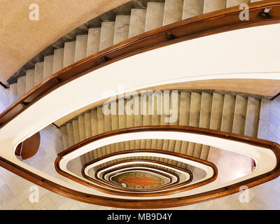 Vue de la magnifique escalier en spirale , bâtiment escalier cercle intérieur décoration d'arrière-plan. Banque D'Images
