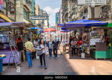 Promenade à travers les acheteurs marché dans une rue animée, la rue Apliu Sham Shui Po, Kowloon, Hong Kong, Chine. Banque D'Images