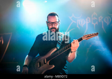 Norvège, Oslo - 30 mars, 2018. Le groupe de black metal norvégien Emperor effectue un concert live de la Rockefeller au cours de l'Inferno metal festival norvégien Metal Festival 2018 à Oslo. Ici chanteur et guitariste Ihsahn est vu sur scène. (Photo crédit : Gonzales Photo - Terje Dokken). Banque D'Images