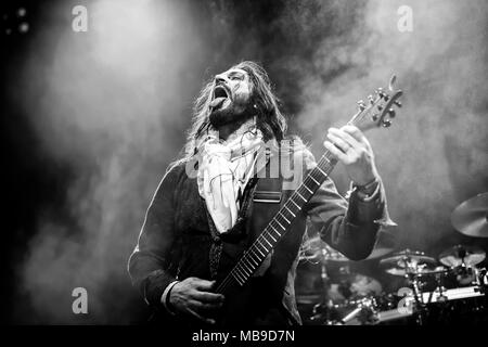 Norvège, Oslo - le 31 mars 2018. Le groupe de death metal italien Dio (effectue un concert live de la Rockefeller au cours de l'Inferno metal festival norvégien Metal Festival 2018 à Oslo. Ici guitariste Cristiano Trionfera est vu sur scène. (Photo crédit : Gonzales Photo - Terje Dokken). Banque D'Images