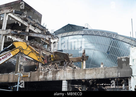 Les travaux de démolition et de réaménagement au Queen écran Station sur George Square révélant vieux bâtiment atrium en verre original , Glasgow, Scotland, United K Banque D'Images