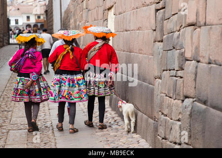 Femmes non identifiées dans la rue de Cusco, Pérou Banque D'Images