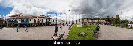 CUSCO, PÉROU - 1 janvier 2018 : personnes non identifiées dans la rue de Cusco, Pérou. l'ensemble de la ville de Cusco a été désigné site du patrimoine mondial de l'UNESCO Banque D'Images