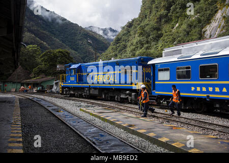 AGUAS CALIENTES, PÉROU - le 5 janvier 2018 : PeruRail train à Aguas Calientes, le Pérou. PeruRail a été fondée en 1999. Banque D'Images