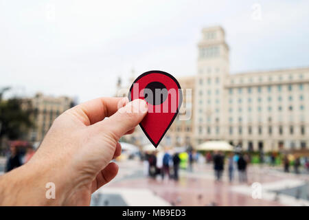 Libre de la main d'un jeune homme de race blanche avec un marqueur rouge dans le populaire Placa Catalunya, Barcelone, Espagne Banque D'Images