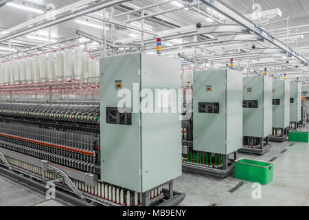 Les machines et le matériel dans l'atelier pour la production de fil, vue générale. intérieur de l'usine textile industriel Banque D'Images