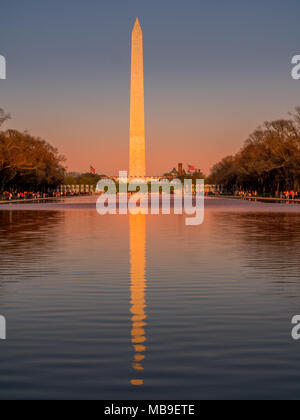 Washington monument, en miroir dans le miroir d'eau Banque D'Images