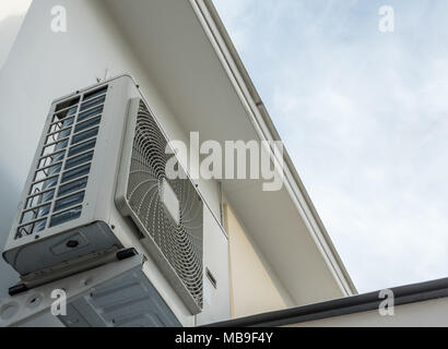 Compresseur d'air grande unité qui situé près du mur de la maison moderne sous le ciel bleu. Banque D'Images