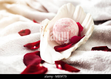 Bombes de bain de sel, huiles essentielles, l'aromathérapie à la maison Banque D'Images