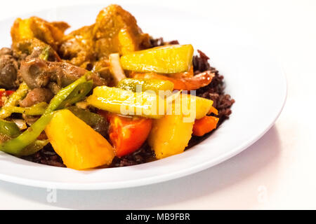 Les coûts de l'alimentation est le riz thaïlandais menu berry,sauce aigre douce poêlé au curry de porc et sur fond blanc. Il copie espace et focus de sélection. Banque D'Images