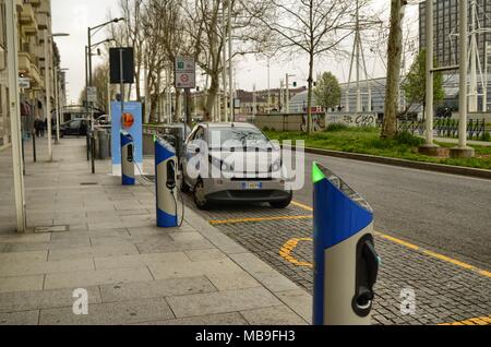 Turin, Italie, Piémont 08 avril 2018. Location de voiture électrique, parking avec des points de charge rapide. Banque D'Images