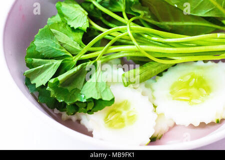 Les coûts de la nourriture thaïe menu est légume d'accompagnement sur fond blanc. Il copie espace et focus de sélection. Banque D'Images