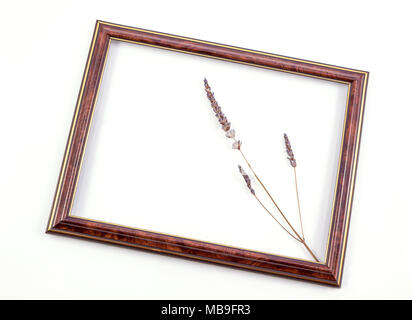 Cadre en bois classique, vintage frame isolé sur fond blanc, avec chemin de détourage. Banque D'Images