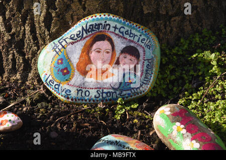 Nazanin Zachery-Ratcliffe avec sa fille Gabriella peinte sur un caillou dans le cadre de la campagne pour la libérer de prison en Iran,London.UK Banque D'Images