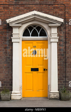 Porte jaune, High Street, Pershore, Worcestershire, Angleterre, RU Banque D'Images