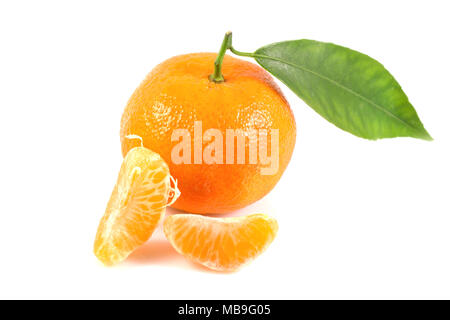Oranges Mandarines fraîches avec des feuilles isolées sur fond blanc, les fruits sains, avec un chemin de détourage vue d'en haut. Banque D'Images