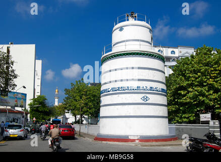 Street et 17ème siècle en forme de tambour minaret de la vieille mosquée de vendredi Male Maldives Banque D'Images