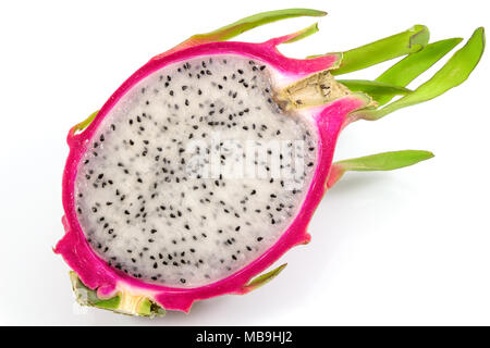 De vives couleurs lumineuses, fruit du dragon, dragon fruit d'isoler sur fond blanc avec chemin de détourage, concept fruits sains. Banque D'Images