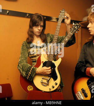 Groupe de glam rock britannique doux vers 1974 avec Andy Scott et Steve prêtre à droite. Photo : Tony Gale Banque D'Images